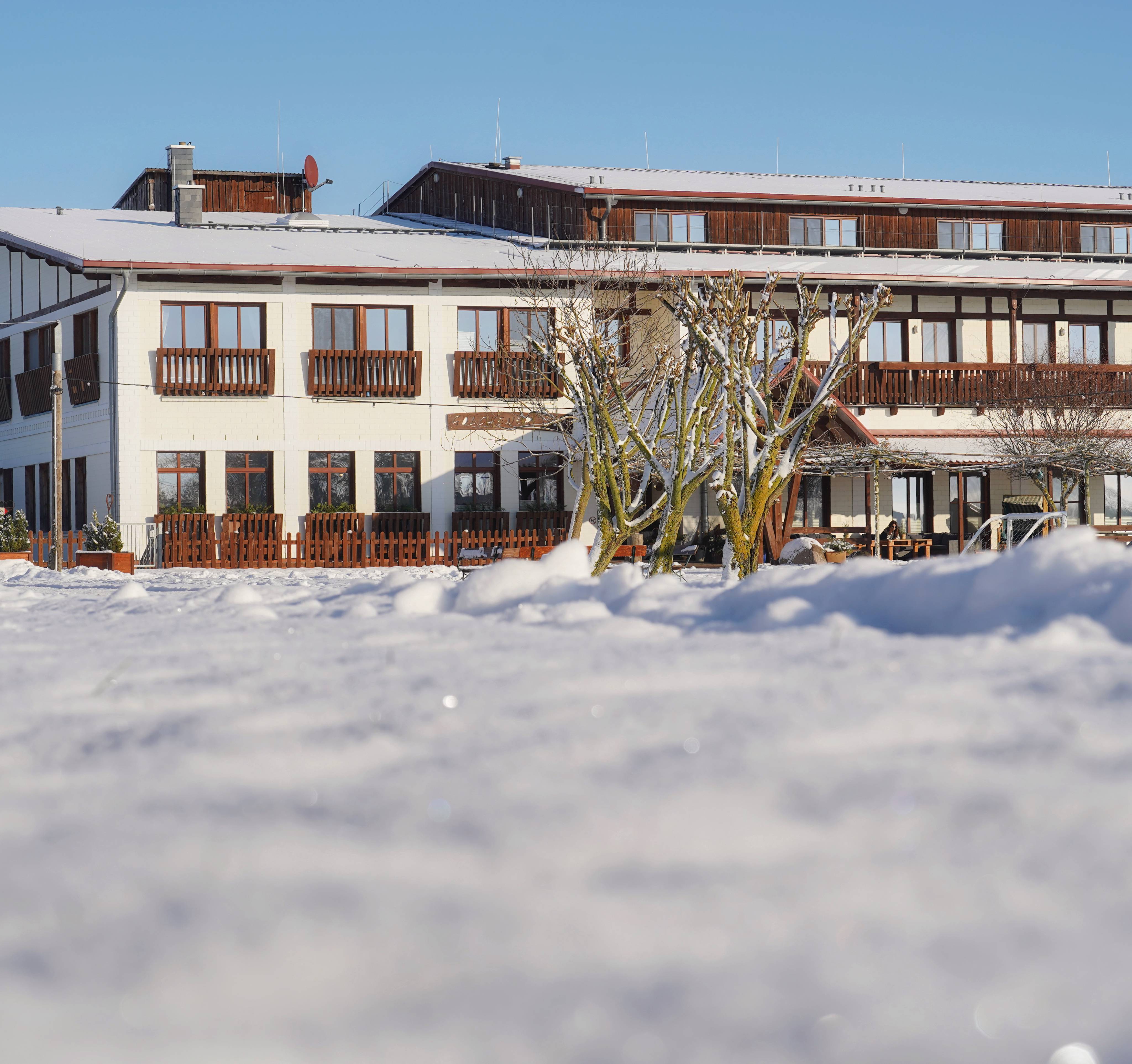 Hotelgebäude Golchener Hof im Winter