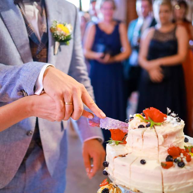 Hochzeitspaar schneidet Torte an