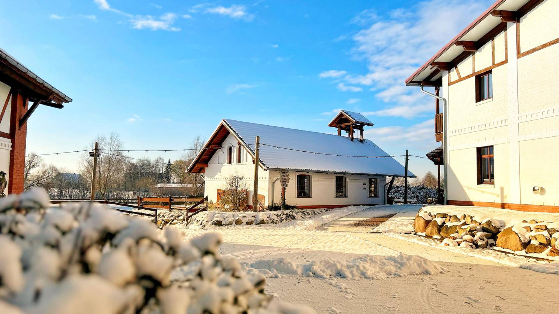 Kapelle im Winter auf dem verschneiten Golchener Hof