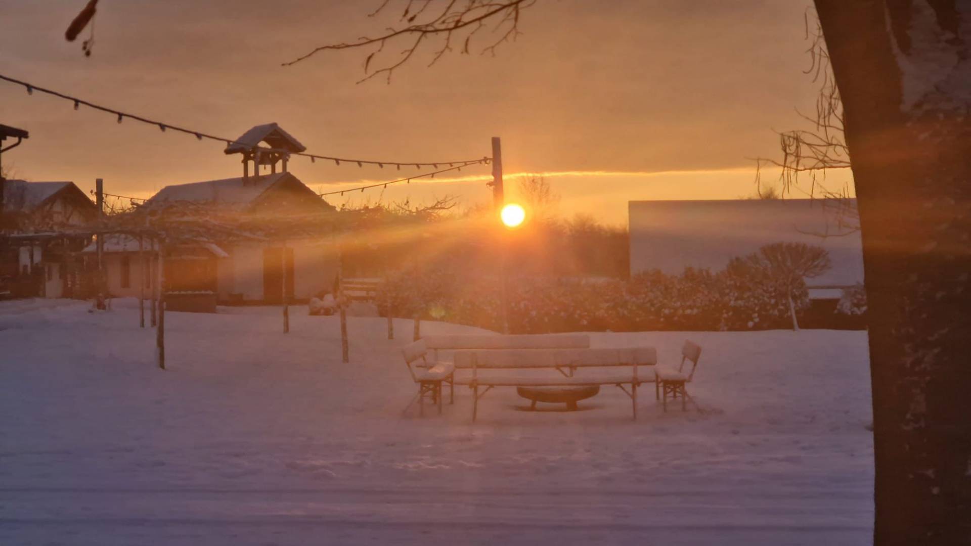 Sonnenuntergang am verschneiten Golchener Hof