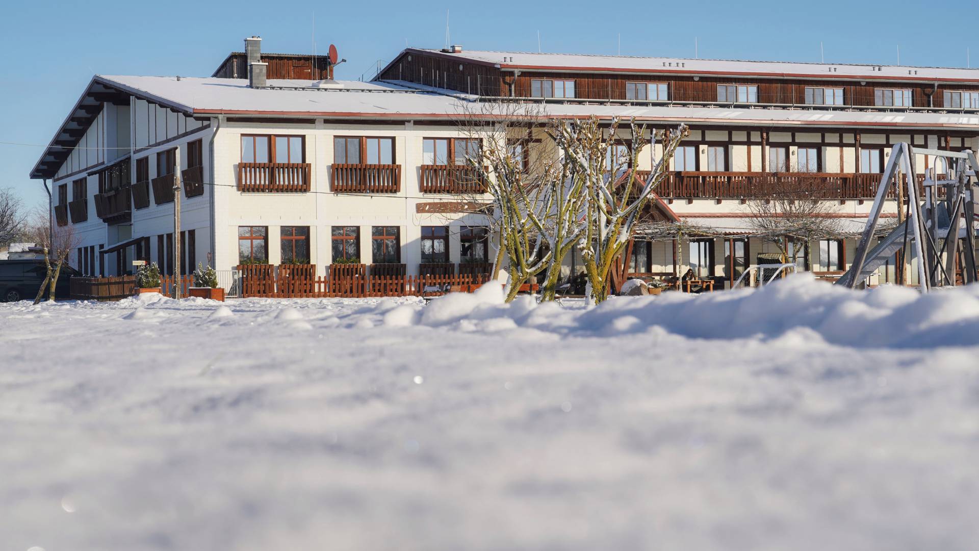 Hotelgebäude Golchener Hof im Winter